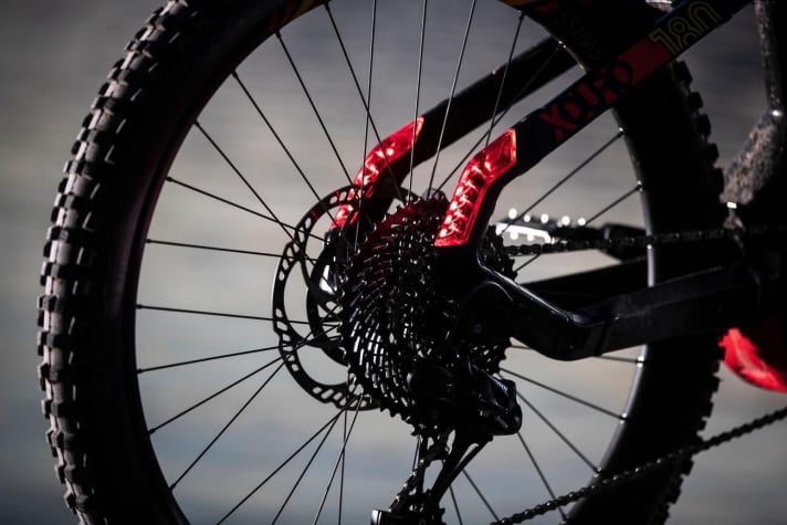   A rear light is integrated into the seat stays.