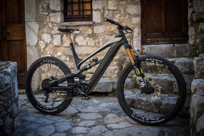   Carbon frame, a good 160 millimetres of travel, approved for a system weight of up to 150 kilos: The Decoy from mail-order company YT can take on tough missions. And at a fair price.