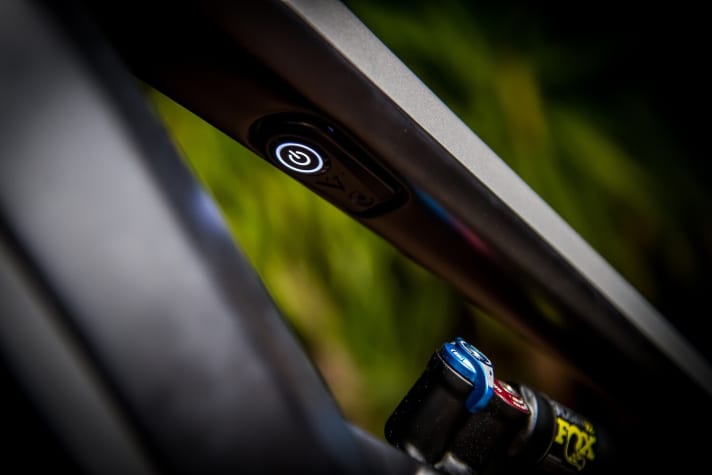   Der schicke An-/Ausschalter ist unter dem Oberrohr versteckt, das YT Decoy soll wirken wie ein unmotorisiertes Mountainbike.