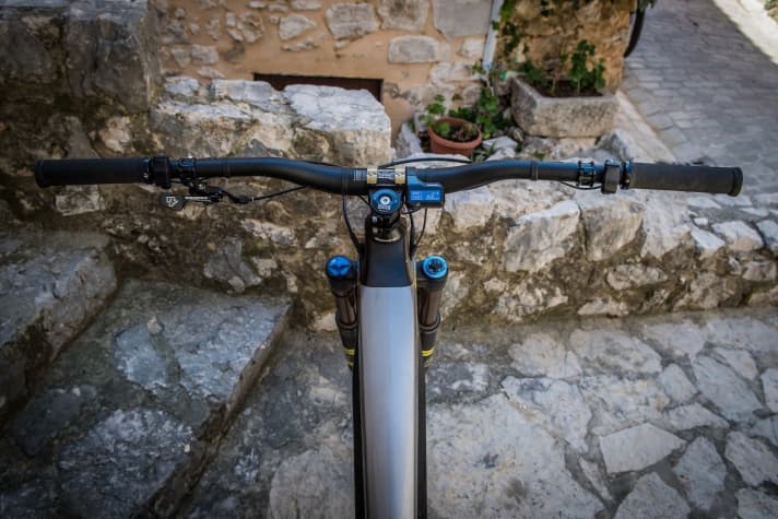   Auch das schlichte Cockpit versucht, das YT Decoy als Bike ohne Motor zu tarnen. Schlanke E7000-Shifter (am Topmodell sogar für die elektrische Di2-Schaltung) und das dezente E7000-Display vermeiden eine aufdringliche E-Bike-Optik.