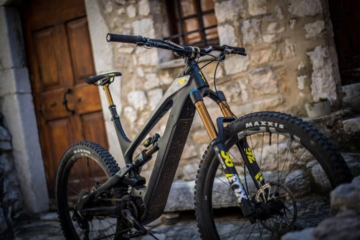   The top model of the YT Decoy costs 6599 euros and offers only the finest equipment, from the carbon wheels to the Fox Factory suspension elements and the electronic Di2 gears.