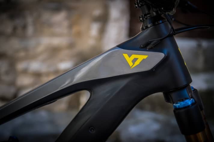   Den massiven, charakteristischen Steuerrohrbereich erbt das Decoy von den unmotorisierten YTs Capra und Jeffsy.