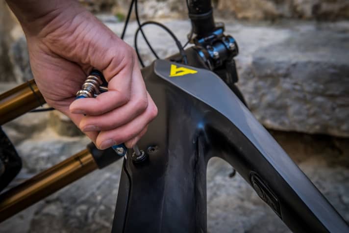   The specially developed battery of the YT Decoy is fixed in the down tube with two screws. You only need a 5 mm Allen key to open it.