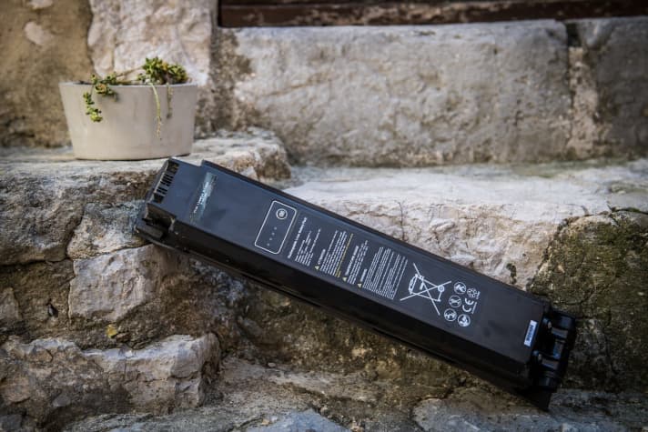   The YT battery stores 540 Wh and is about as long as a Bosch Powertube with 504 Wh, but slightly thicker. Compared to the Intube battery from Shimano (504 Wh), it is significantly slimmer. Weight: 3.6 kilos. Fits into standard daypacks with a battery compartment.