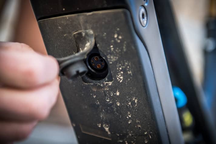   Der Ladeport sitzt unter einer Gummikappe am Akku. So kann der Akku sowohl im Bike als auch im ausgebauten Zustand geladen werden.
