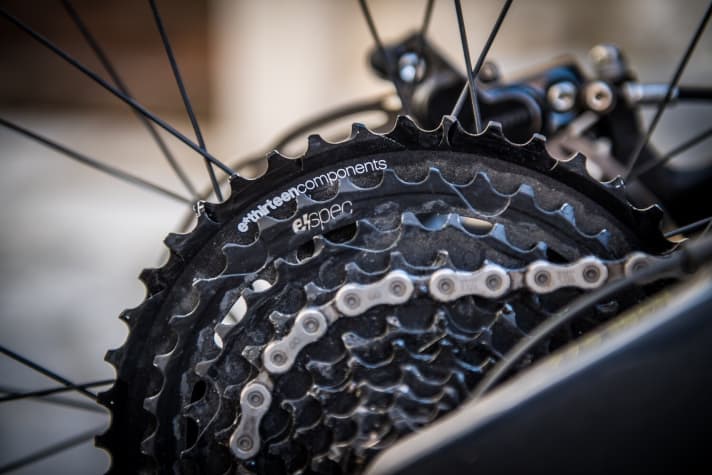   Sinnvoll gewählt: Das erste E-MTB von YT setzt auf spezifische Komponenten. Die e-spec-Kassette von e-thirteen besteht ausschließlich Stahlritzel und wird damit den hohen Beanspruchungen im E-MTB-Antriebsstrang gerecht (Modelle Pro und Pro Race).