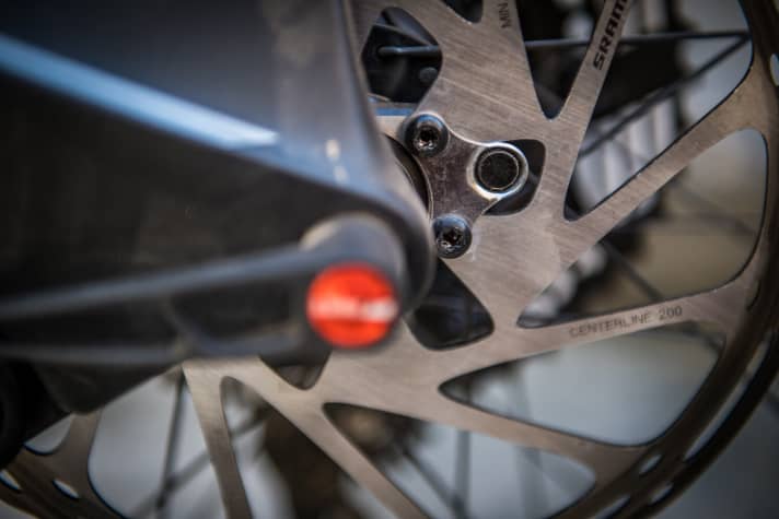   Der Impulsgeber für die Geschwindigkeitsmessung sitzt fest und sicher an der großen 200er-Bremsscheibe. Der Sensor ist innen in das Ausfallende eingelassen.