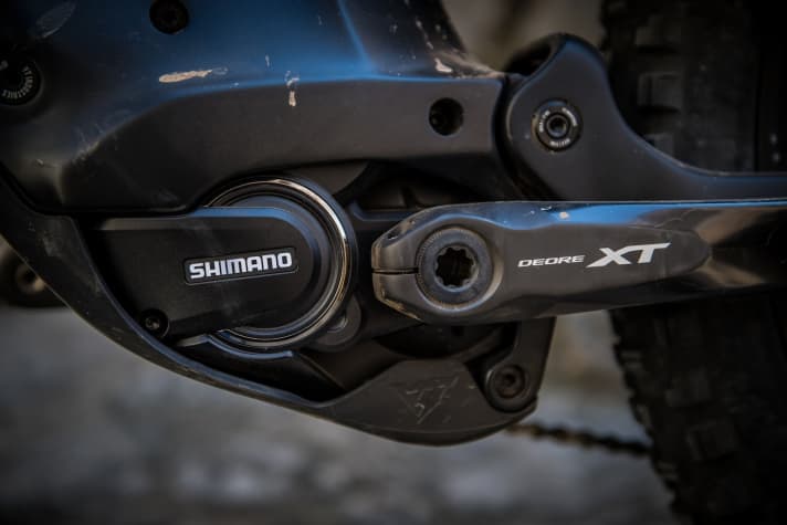   Alle drei Modellvarianten des YT Decoy kommen mit dem E8000-Motor von Shimano und 165-Millimeter-Kurbeln.