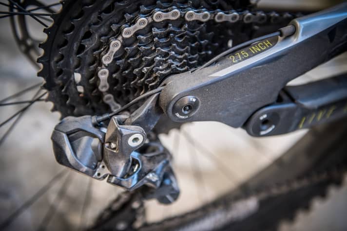   Kein Zug, sondern Kabel: Das Topmodell YT Decoy CF Pro Race setzt auf die elektonische Shimano XT Di2-Schaltung.