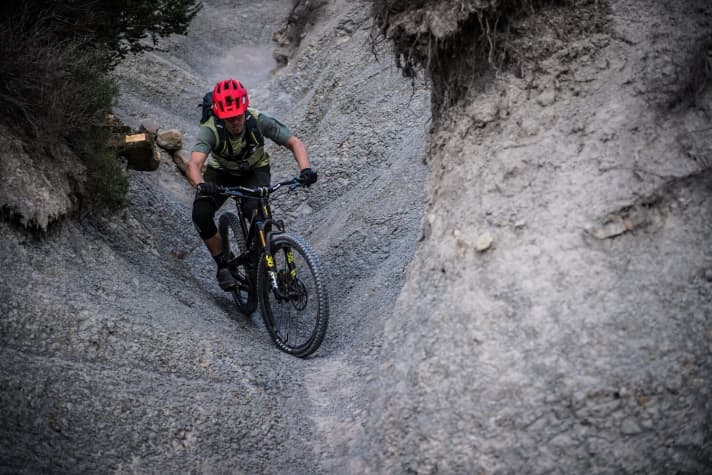   Downhill, the YT Decoy is in its element. It provides a lot of safety and masters even challenging terrain with ease.