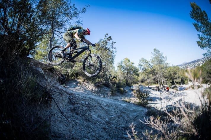   YT hat das Decoy für Spaß in der Abfahrt und wilde Stunts konzipiert. Das Konzept geht auf. Wie sich das Bike in der Praxis schlägt, lesen Sie im EMTB Magazin 2/2019, ab sofort am Kiosk!