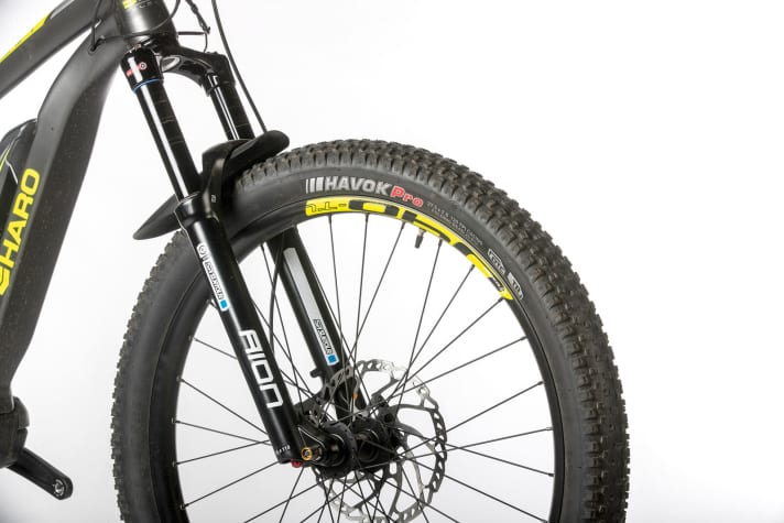 Weaknesses at the front: The low-profile Kenda Havoc tyres on the front of the Haro Shift may roll easily, but they are overtaxed on rough terrain. Even the inexpensive Suntour fork can't hold a candle to the competition.