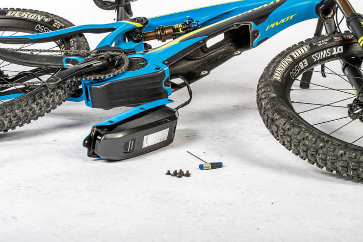   Umständlich: Pivot integriert den leichten, klassischen Shimano-Akku im Unterrohr. Um diesen zu tauschen oder extern zu laden, muss man erst mal etliche Verschraubungen lösen. Für machen Touren-Fahrer ein No-Go.