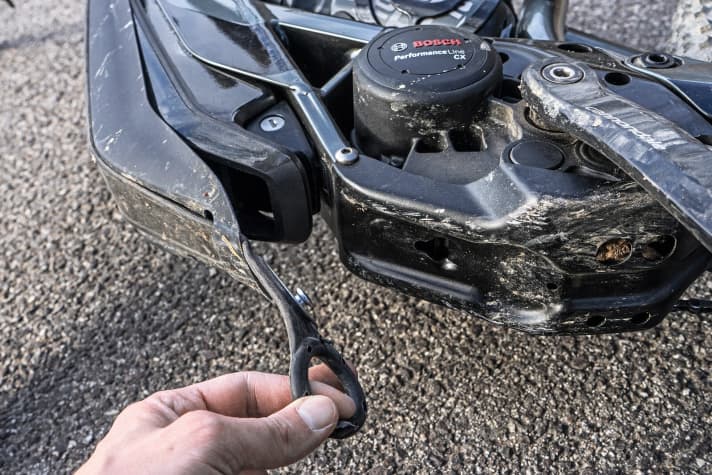   Eigenständig: Cannondale geht bei seinen Moterras eigene Wege und integriert den Bosch-Powerpack unter dem Unterrohr, dadurch sitzt der Schwerpunkt tief. Der Akku wird mit einem Gummiflap fixiert.