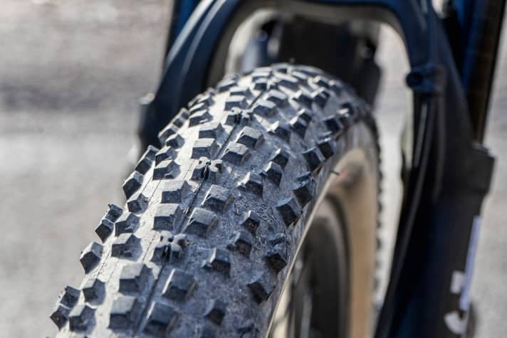   Successful size: The Onza tyres in a width of 2.85 are narrow and therefore offer a good compromise between cushioning, grip and a direct ride feel. The tread feels comfortable on hard ground.