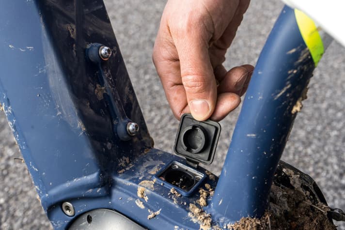   Der interne Akku kann auch im Bike geladen werden, der Anschluss sitzt unter einer Gummiabdeckung. Praktisch: Im MC7 findet auch ein Flaschenhalter Platz. 