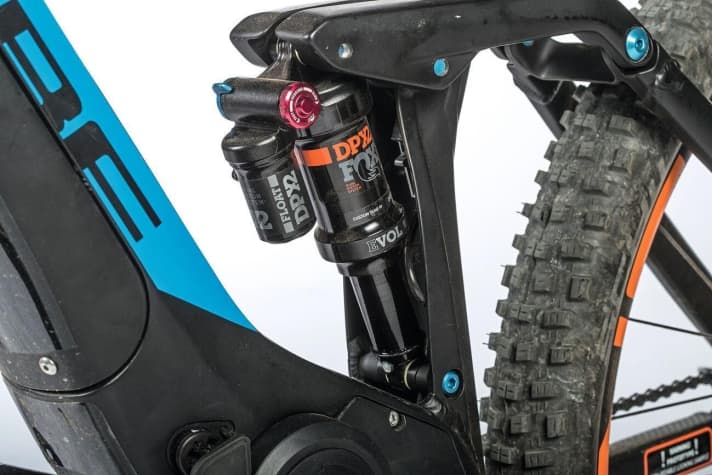   Komfortzone: Der Fox DPX2 am Cube arbeitet sehr geschmeidig und hitzestabil. Mit zuschaltbarer Druckstufe und feinfühliger Zugstufenregelung macht er das Heck des Stereo 140 TMs bergauf wie bergab zu einem der komfortabelsten Hinterbauten im Vergleich. Viel Traktion in Steilstufen bergauf und Sicherheit in Geröllfeldern bergab sind das positive Ergebnis.