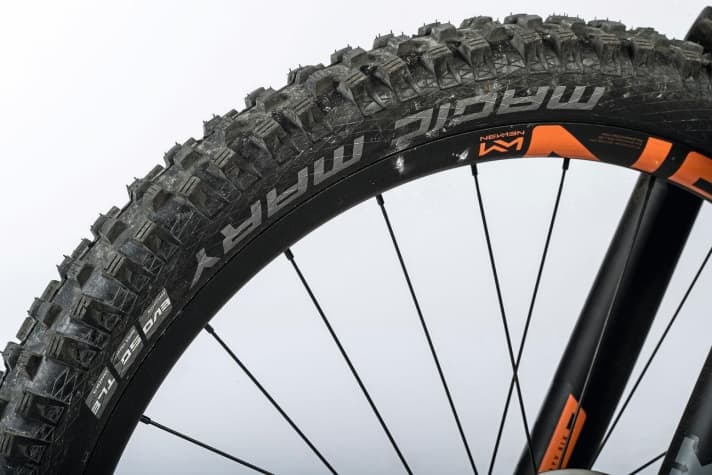   Für alle Fälle: Der Schwalbe Magic Mary mit verstärkter Super-Gravity-Karkasse ist der perfekte Reifen für E-Trailbikes. Extrem griffig, sehr pannen­resistent und vorne wie hinten am Bike eine vertrauensfördernde Maßnahme, die jedes Bike besser macht. 