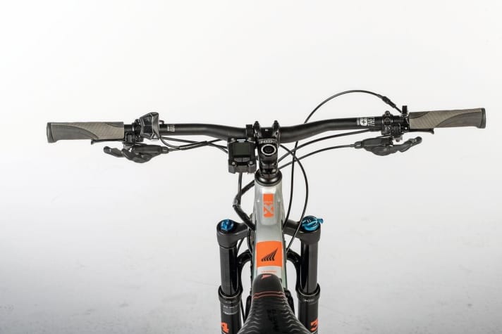   Cockpit-Chaos: Unzählige Kabel, Leitungen und Hebel verunzieren die Lenkzentrale des Hai­bikes. Dazu kommt das hektisch blinkende und unübersichtliche Display neben dem Vorbau. Hübsch und leicht zu handhaben ist anders. 