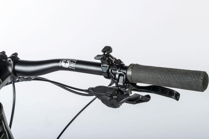   A fork lockout via remote control on the handlebars: more of a sales argument than real added value. We say: On an E-MTB, especially with little suspension travel, there is no need for a lockout. Corratec, Haibike (pictured) and Stevens see it differently.