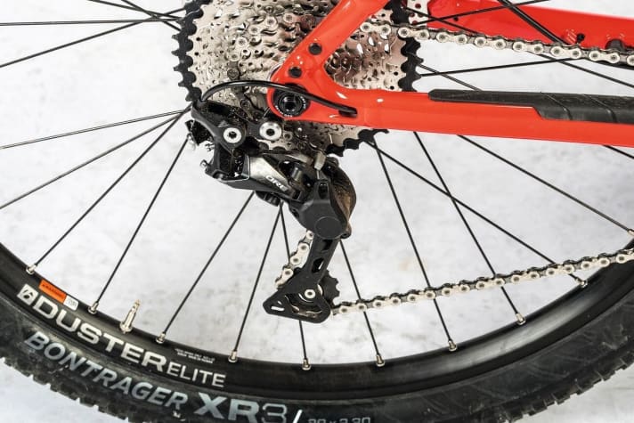   Small part, big effect: The grey lever is used to increase the spring tension of the rear derailleur (photo: Markus Greber 