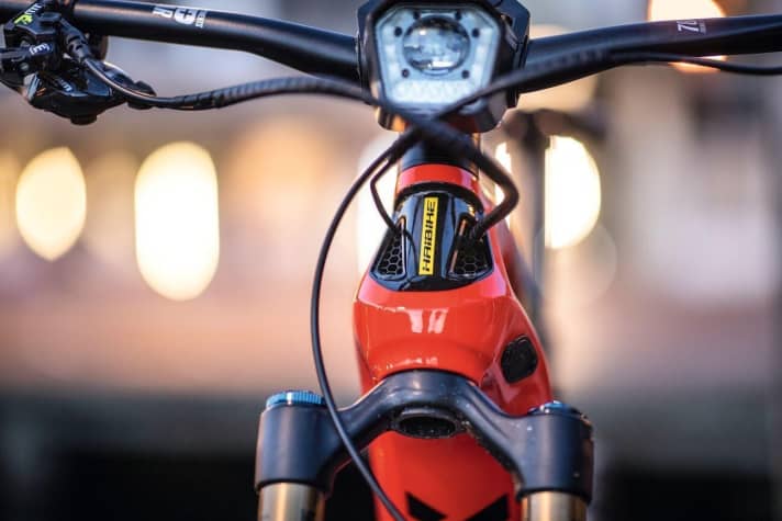   Haibike Flyon Xduro Nduro 10.0: Spacious: The wide head tube offers space for honeycomb-clad air intakes. The cables also disappear into the frame. Above it: the Skybeamer with 5000 lumens.