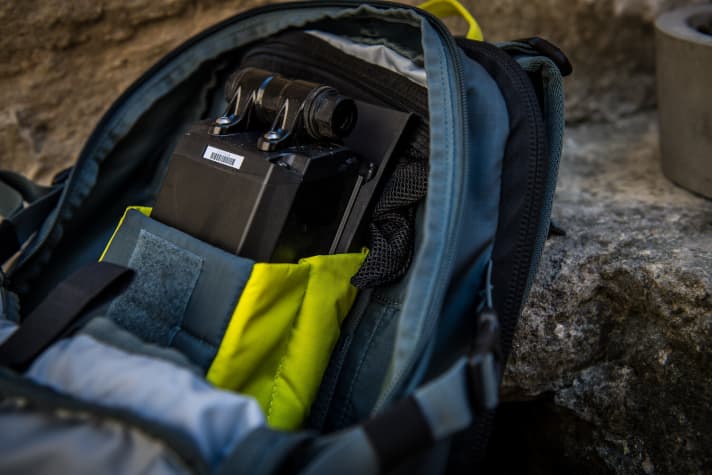   How heavy can a battery be so that it can still be carried comfortably in a rucksack? And: Is a second battery in the rucksack even an option?