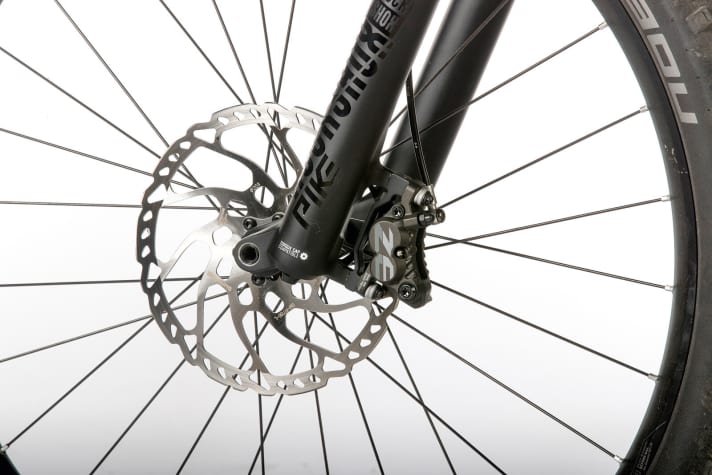   Bewährt gut: Die Zee-Bremse von Shimano hat sich bei E-MTBs bewährt und arbeitet mit Vierkolbentechnik und großer Scheibe vorne am Radon als wirkungsvoller Anker. 