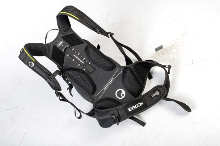 Ergon BA3 E Protect: Tricky: The carrying system is four-way adjustable - one size fits all. Thick, punctual padding for very good ventilation.