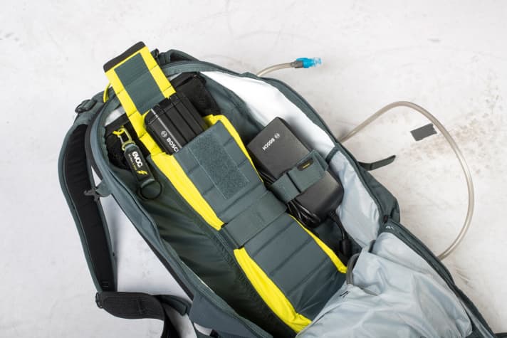 Evoc FR Trail E-Ride: Well thought-out, clearly organised interior: the large, well-padded battery compartment with attachment for charger and key holder.