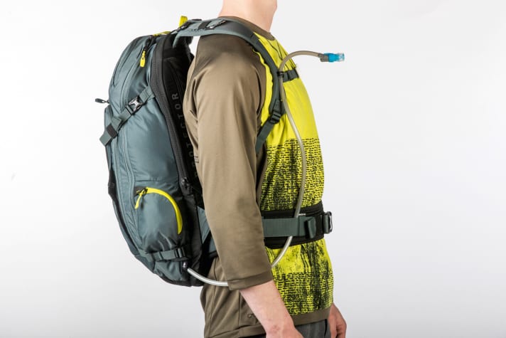 Evoc FR Trail E-Ride: Nicht optimal: die Führung des Trinkschlauchs von unten nach oben.