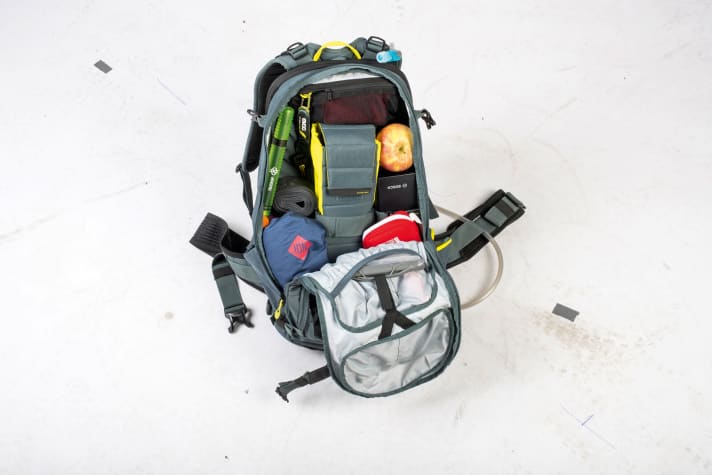 Gut gepackt ist halb gewonnen: Wir waren erstaunt, wie viel Equipement neben dem Ersatz-Akku noch Platz findet. So konnten wir alle drei Rucksäcke für die große Tour ausrüsten – getestet wurde mit einem externen Akku von Bosch samt dazugehörigem Ladegerät. Besonders detailverliebt ist der Evoc. Hier gibt es sogar ein Extra-Fach fürs abnehmbare Display und eine Extra-Haltevorrichtung fürs Ladegerät.