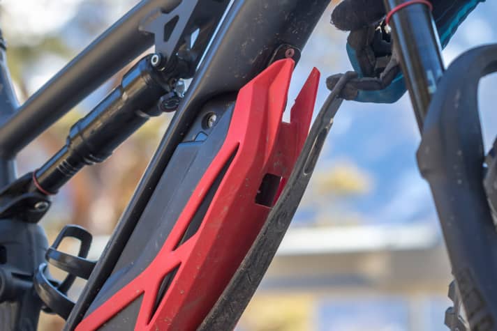   Thok Mig: Mit einem Gummi-Flap wird der Shimano Akku unter dem Unterrohr gehalten, so will Thok den Schwerpunkt absenken. Der Einschaltknopf ist durch die Gummischicht etwas undefiniert.