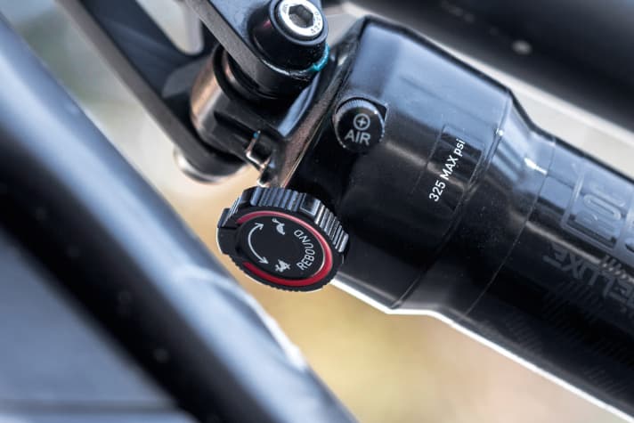   Thok Mig: Der günstige Deluxe-R-Dämpfer hat keine Plattform und keine Druckstufenver­stellung. In steilen Anstiegen könnte eine Plattform das Bike höher im Federweg halten und die Klettereigenschaften stärken.