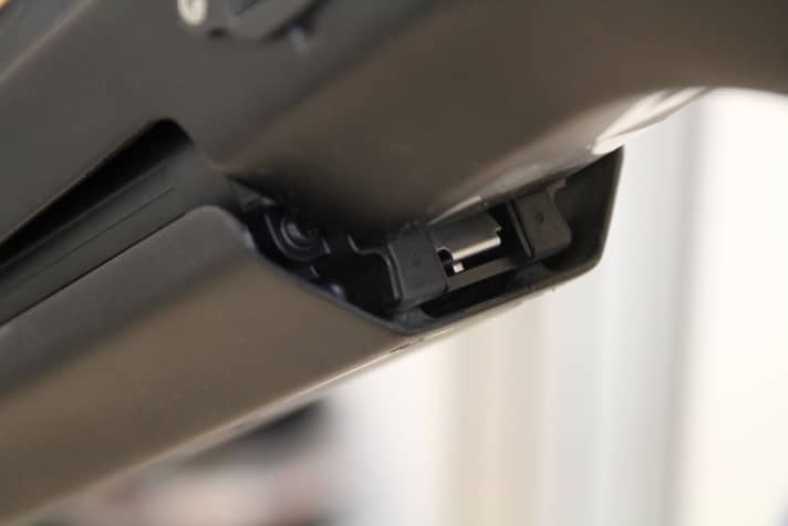   Öffnet man den neuen Shimano-Akku mit dem Schlüssel, kommt er ein Stück aus dem Unterrohr heraus – bleibt aber am Bike. Zum Herausnehmen muss der Akku an der silbernen Platte entriegelt werden. Das Handling ist top!