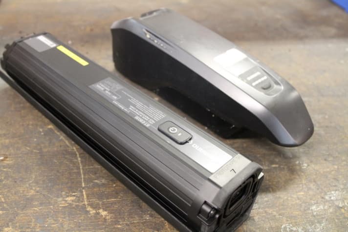   External vs. internal: The new Intube battery (left) is flatter, but also significantly longer than the classic external Shimano battery. The Intube version weighs 200 grams more and comes with a cover.