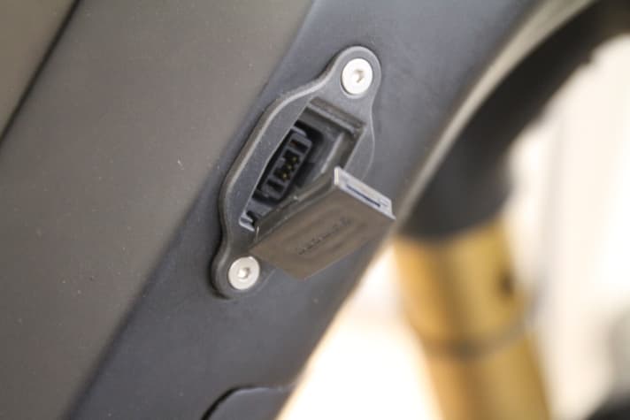   The slim charging socket for topping up the memory with the built-in Shimano BT-E8035 battery.