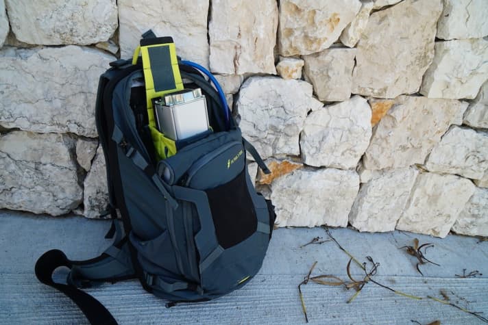   In einem Evoc FR Trail E-Ride findet der Akku Platz, allerdings lässt sich die obere Befestigungsschlaufe nicht schließen. Mit über 4,2 Kilogramm liegt der Akku allerdings schon schwer auf den Schultern.
