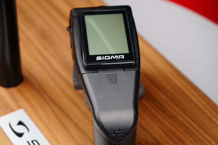   Alternativ gibt´s auch die Möglichkeit, das Sigma-Display komplett in den Vorbau zu integrieren. Allerdings ist dafür ein sehr langer Vorbau nötig, an sportlichen E-MTBs sicher nicht die erste Wahl.
