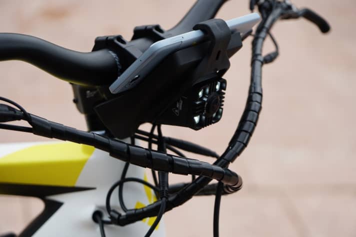   The complex technology of the Greyp G6 and the "central intelligance module" are located in the box under the smartphone holder. At the front: the front light and the camera.