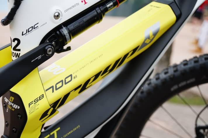   The battery in the Greyp G6 sits prominently in the frame and has a capacity of 700 watt hours.