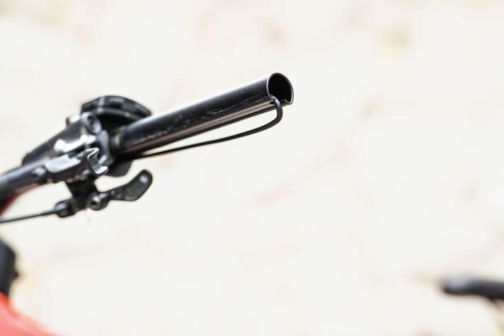   The power and signal cable from the control unit to the motor runs through the specially developed handlebars and through the stem directly into the inside of the frame.