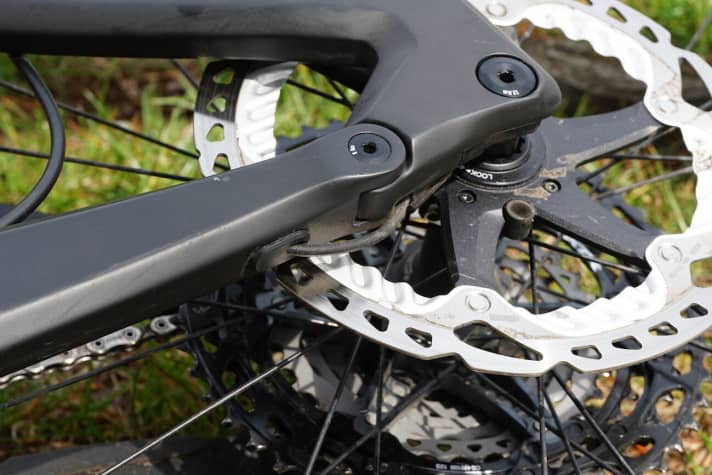   The speed sensor on the Rotwild RX 750 sits discreetly at the dropout, with the cable only leaving the protective frame interior just before it. Also well secured: the magnet on the brake disc.