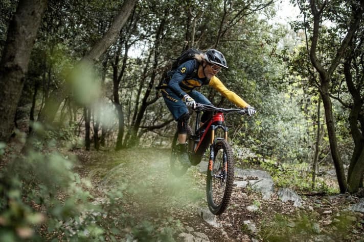  Fahrwerk, Geometrie, Abstimmung: Wie schlägt sich das neue All Mountain Rotwild RX 750 Ultra im Gelände? Wir konnten das Bike bereits ausführlich über Trails scheuchen. 