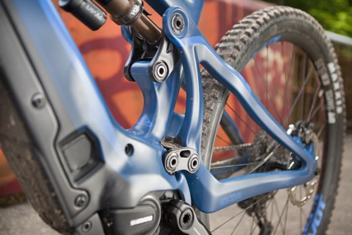   DW-Link rear triangle with 440 millimetre short chainstays thanks to the Superboost rear hub.