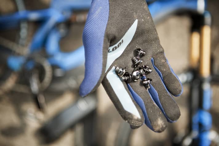   Caution: "You have to turn 8 screws if you want to see your battery."