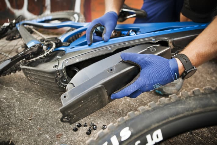   Step 2: With a little effort, the battery can be pulled out - preferably with the bike lying flat.