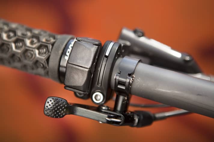   The small push-button remote for the riding modes is ergonomic and fits well with the telescopic post lever of the Fox Transfer Post.