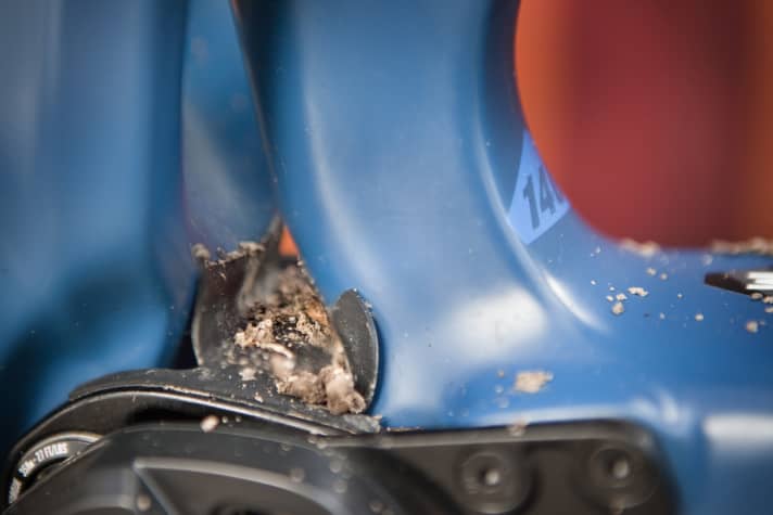   Anti-dirt protection: a small plastic mat lies in the hissing chamber above the lower rocker and prevents dirt from entering.