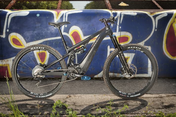   Pivot Shuttle Race XT, 21.2 kilos, 7899 euros.